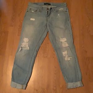 Levies, boyfriend size 3 distressed cropped